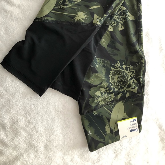 NWT’s Old Navy High Rise Go Dry Crop Leggings Size Medium / Tall Green Floral - Picture 1 of 1